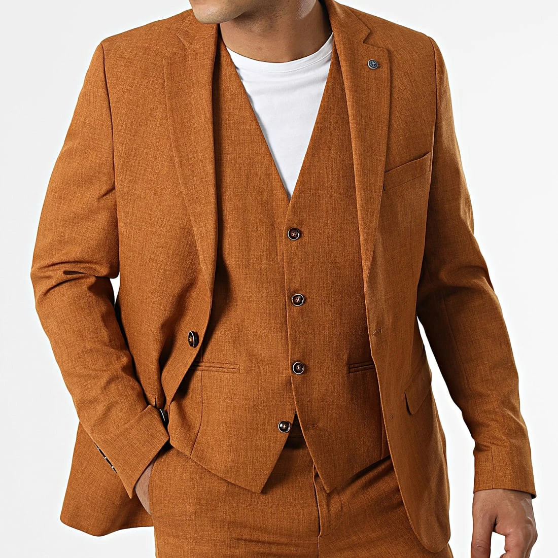 Ensemble Costume 3 Pièces 11670 Camel Foncé de Black Needle 4 Ensemble Costume 3 Pièces 11670 Camel Foncé de Black Needle – Image 2