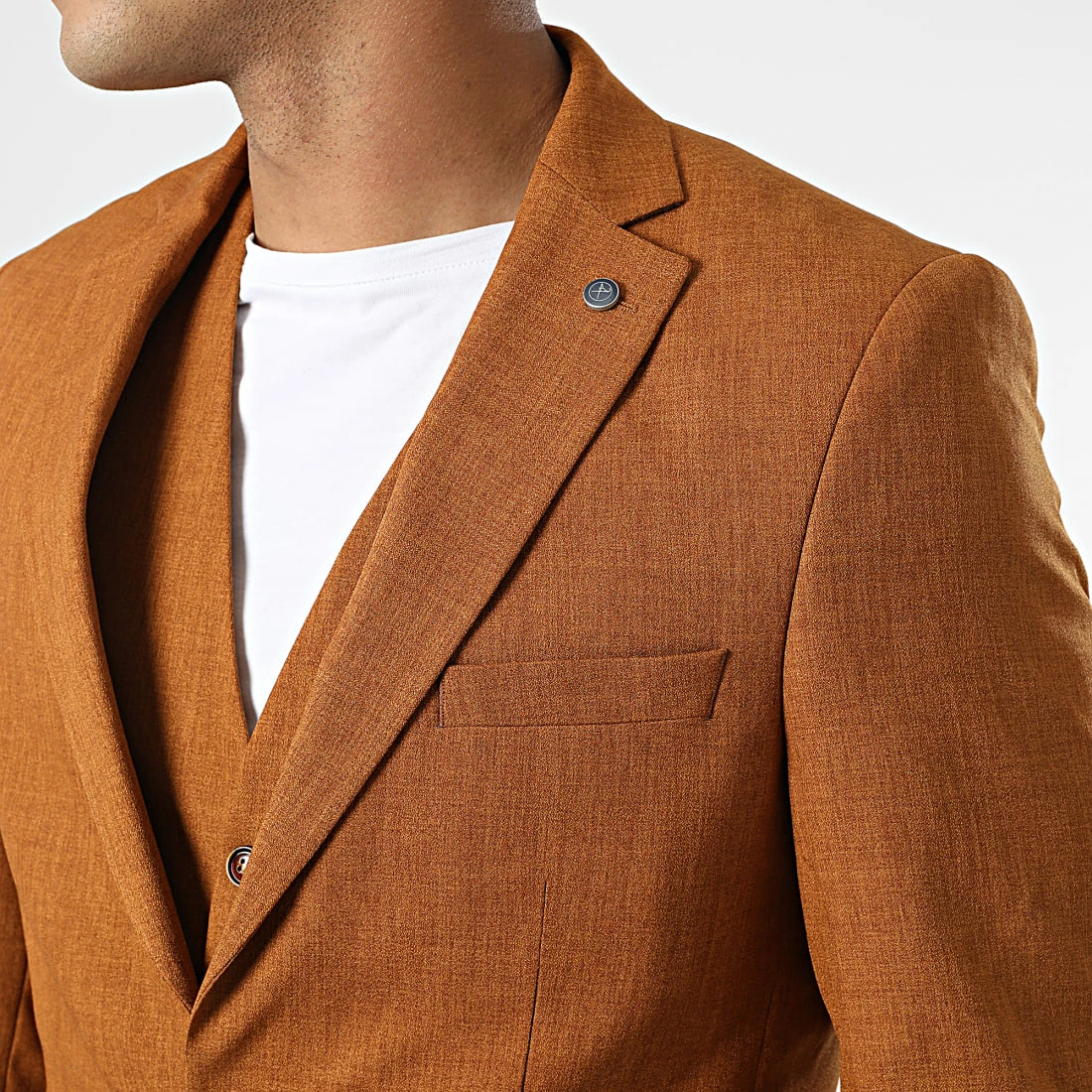 Ensemble Costume 3 Pièces 11670 Camel Foncé de Black Needle 5 Ensemble Costume 3 Pièces 11670 Camel Foncé de Black Needle – Image 3