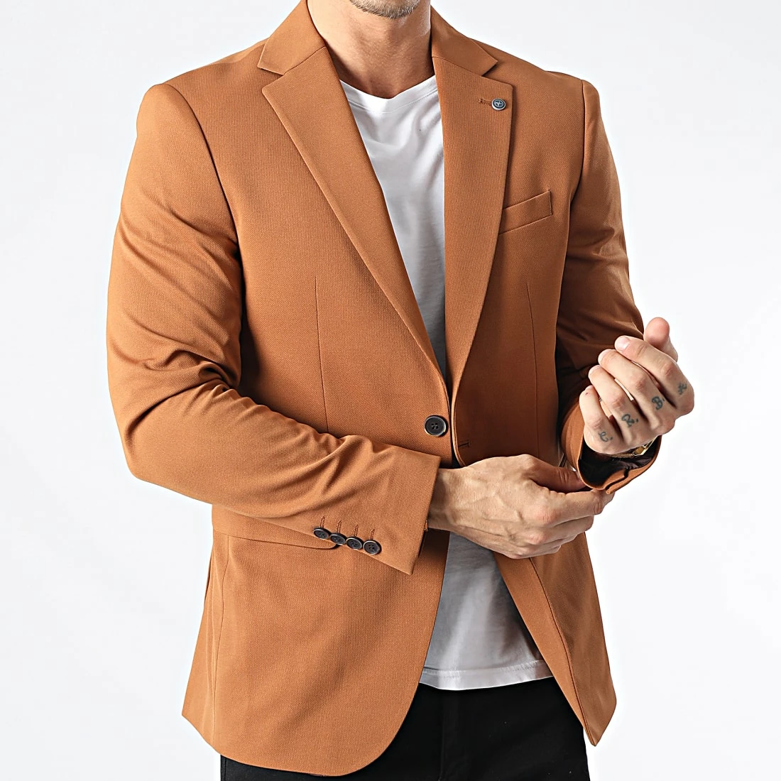 Veste Blazer 1024 Camel Foncé de Black Needle 5 Veste Blazer 1024 Camel Foncé de Black Needle – Image 3