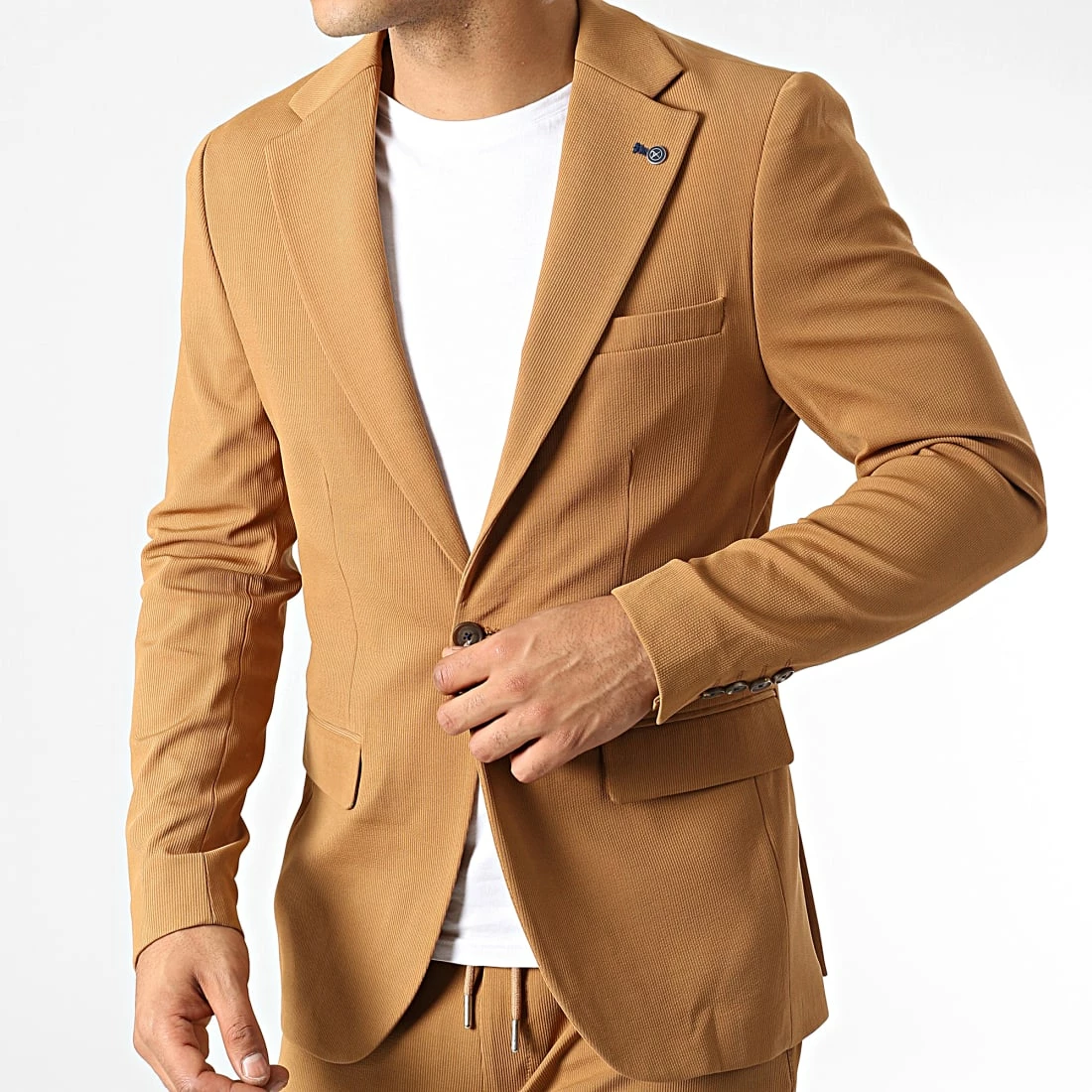 Ensemble Veste Blazer Et Pantalon Chino X-20519 Camel de Black Needle 5 Ensemble Veste Blazer Et Pantalon Chino X-20519 Camel de Black Needle – Image 3