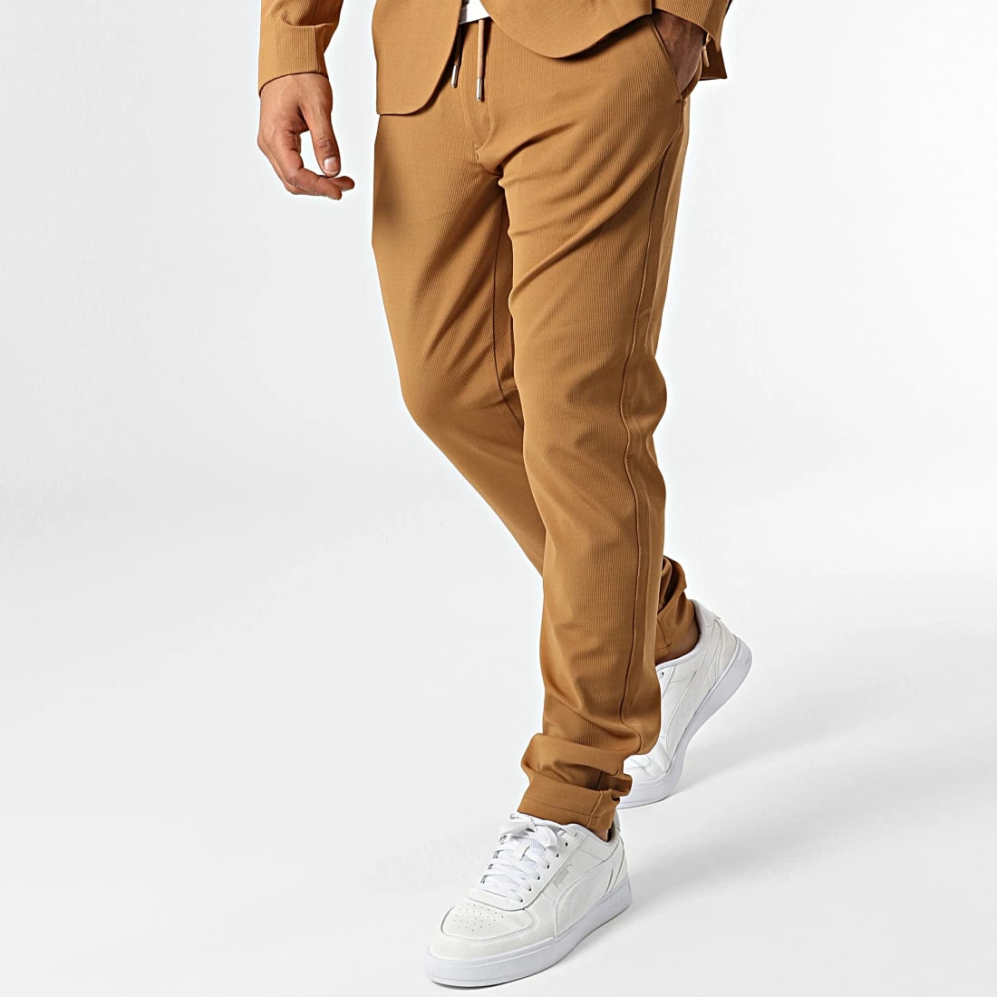 Ensemble Veste Blazer Et Pantalon Chino X-20519 Camel de Black Needle 6 Ensemble Veste Blazer Et Pantalon Chino X-20519 Camel de Black Needle – Image 4