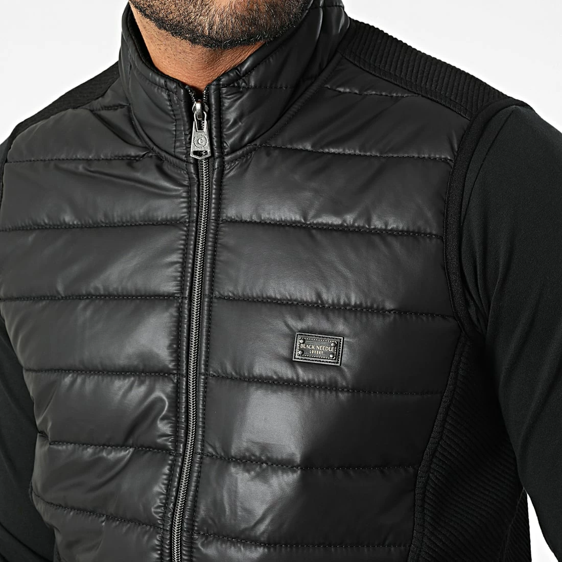 Veste Zippée Sans Manches BLC22K05 Noir de Black Needle 4 Veste Zippée Sans Manches BLC22K05 Noir de Black Needle – Image 2