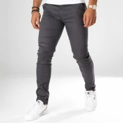 Black Needle Soldes 21 Pantalon Chino 1012 Gris Anthracite de Black Needle