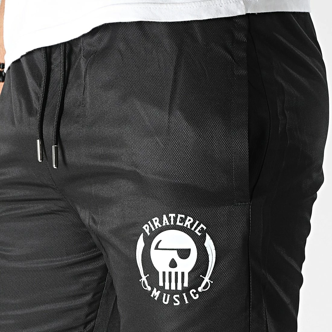 Pantalon Jogging Diamant Logo Noir de Piraterie Music 4 Pantalon Jogging Diamant Logo Noir de Piraterie Music – Image 2