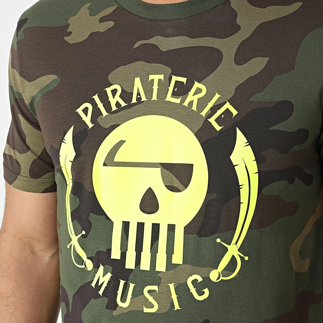 Tee Shirt Camouflage Logo Vert Kaki Jaune Fluo de Piraterie Music 4 Tee Shirt Camouflage Logo Vert Kaki Jaune Fluo de Piraterie Music – Image 2