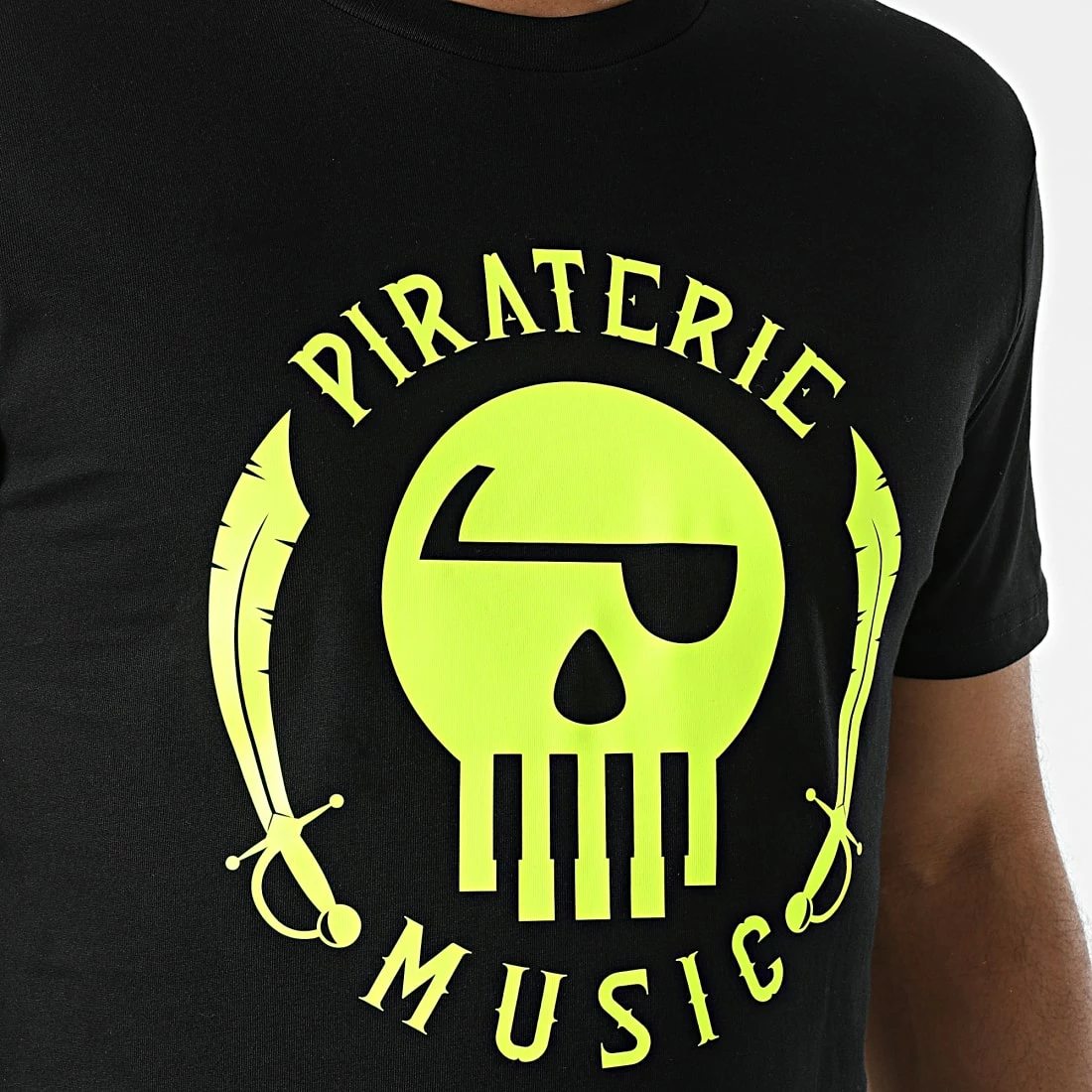 Tee Shirt Logo Noir Jaune Fluo de Piraterie Music 4 Tee Shirt Logo Noir Jaune Fluo de Piraterie Music – Image 2
