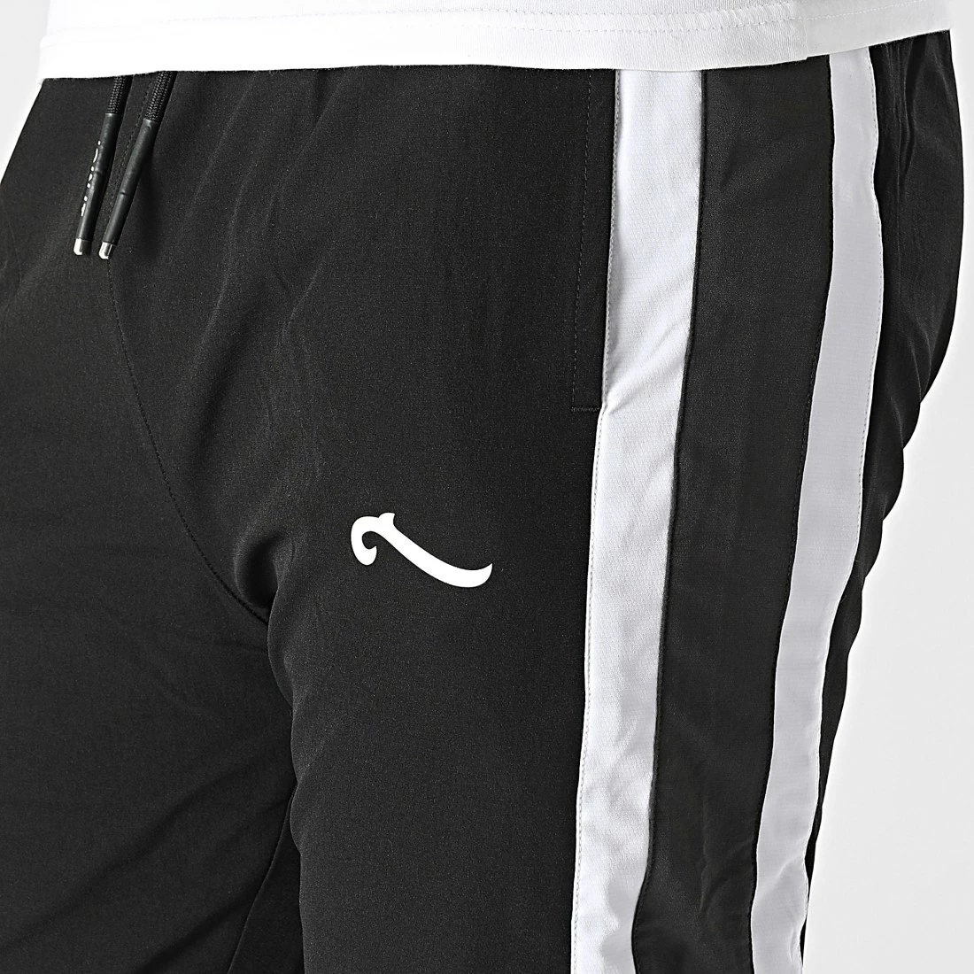 Pantalon Jogging A Bandes Sword 6363 Noir Gris Blanc de La Piraterie 4 Pantalon Jogging A Bandes Sword 6363 Noir Gris Blanc de La Piraterie – Image 2