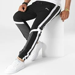 Pantalon Jogging A Bandes Sword 6363 Noir Gris Blanc de La Piraterie 8 Pantalon Jogging A Bandes Sword 6363 Noir Gris Blanc de La Piraterie -Black Needle Soldes la piraterie 319831 6363 NOIR GRIS 20220519T154841 03