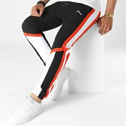 Pantalon Jogging Tricolore A Bandes Sword 6341 Noir Blanc Rouge de La Piraterie 8 Pantalon Jogging Tricolore A Bandes Sword 6341 Noir Blanc Rouge de La Piraterie -Black Needle Soldes la piraterie 319833 6341 BLANC ROUGE 20220519T154828 03