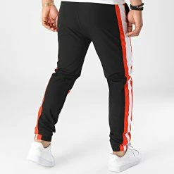 Pantalon Jogging Tricolore A Bandes Sword 6341 Noir Blanc Rouge de La Piraterie 9 Pantalon Jogging Tricolore A Bandes Sword 6341 Noir Blanc Rouge de La Piraterie -Black Needle Soldes la piraterie 319833 6341 BLANC ROUGE 20220519T154829 04