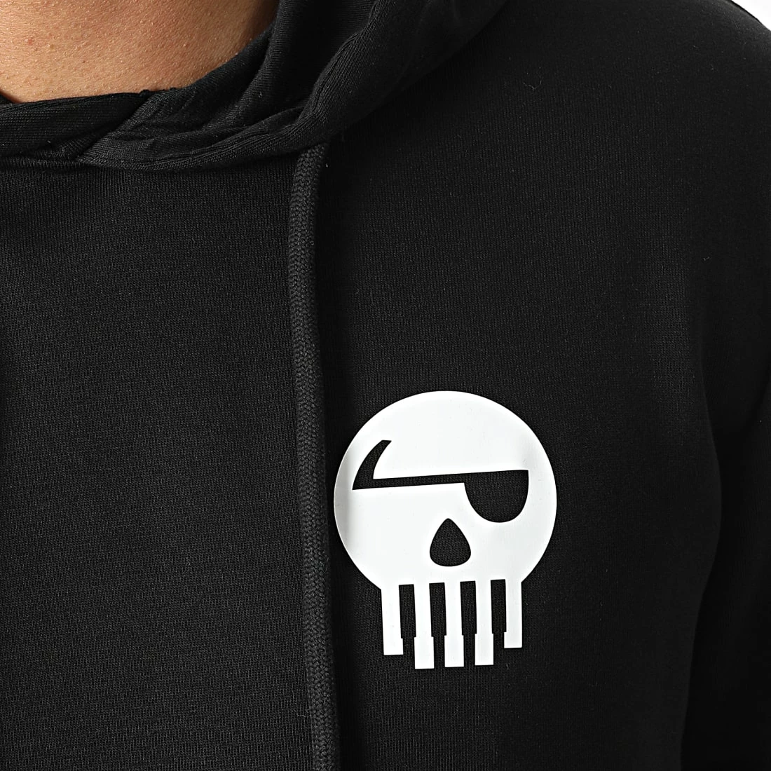 Sweat Capuche Logo Chest And Back Noir Blanc de Piraterie Music 4 Sweat Capuche Logo Chest And Back Noir Blanc de Piraterie Music – Image 2