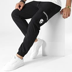 Pantalon Cargo Logo 2 Noir Blanc de Piraterie Music 8 Pantalon Cargo Logo 2 Noir Blanc de Piraterie Music -Black Needle Soldes la piraterie 341063 PIRAT PCARG LOGO2 NOIBLC 20221007T150708 03