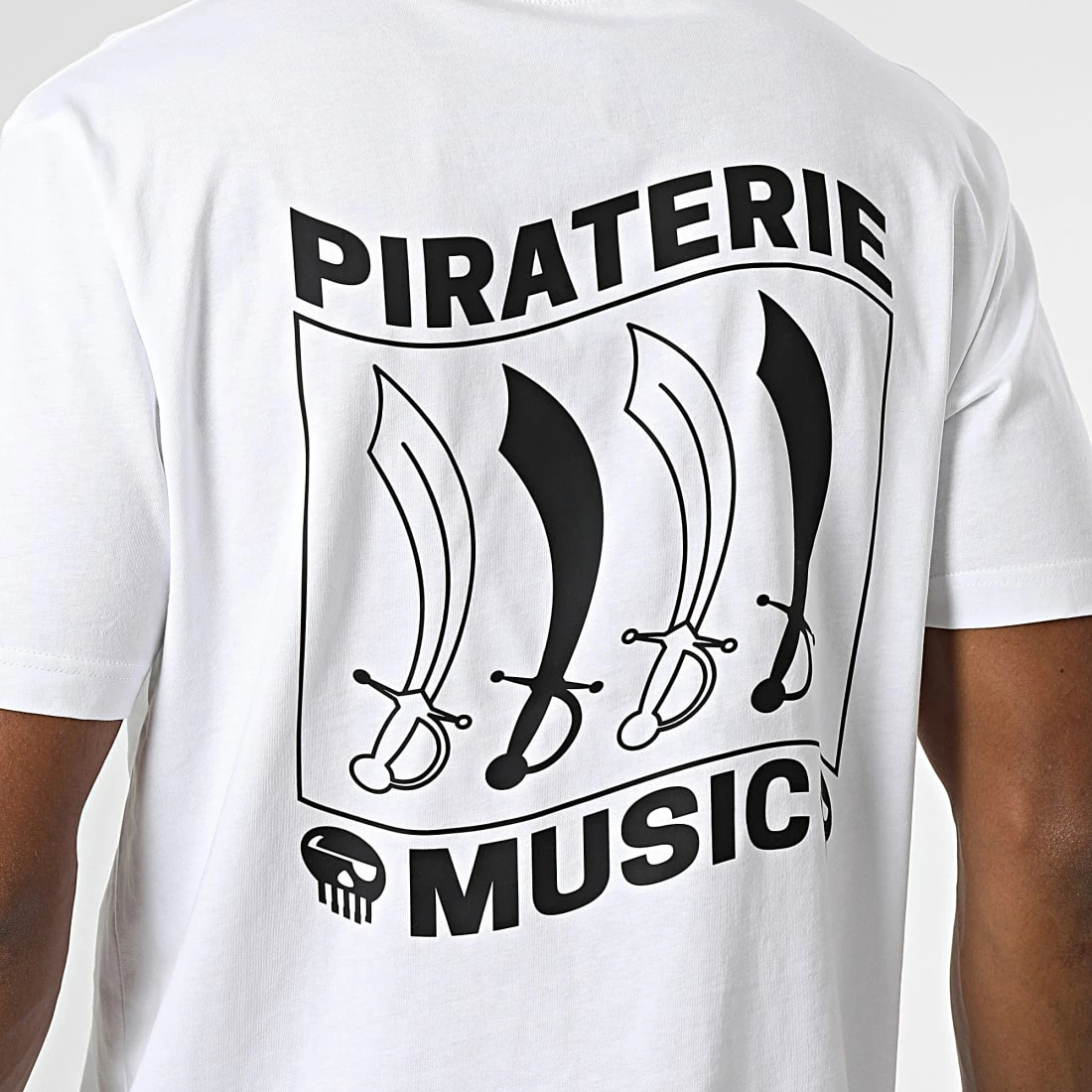 Tee Shirt Oversize Etendard Blanc Noir de Piraterie Music 4 Tee Shirt Oversize Etendard Blanc Noir de Piraterie Music – Image 2