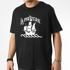 Tee Shirt Oversize Large Bateau Noir Blanc de La Piraterie -Black Needle Soldes la piraterie 346163 PIRAT TSO BATEAU NOIBLC 20221027T161708 03